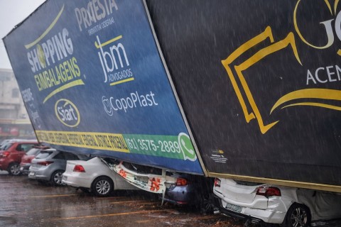 Marquise de comércio desaba durante chuva e atinge sete veículos em Santa Maria (DF)