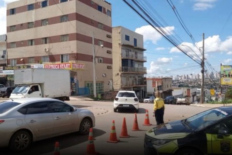 Cratera se abre em rua de Vicente Pires e provoca interdição parcial do trânsito