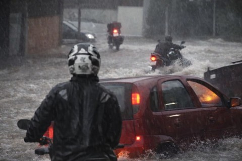 Motociclista quase é arrastado por enxurrada no Recanto das Emas