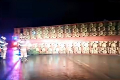 Carreta com botijões de gás tomba e interdita rodovia no DF