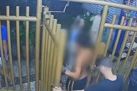 Escola suspende alunos após conteúdo ofensivo em grupo de mensagens