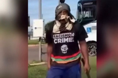 Ambulante é ame4çad0 e agr3did0 por artista de rua em disputa por ponto no DF