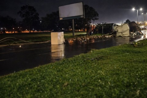 Caminhão atinge fiação e derruba quatro postes na DF-001 entre Samambaia e Recanto das Emas
