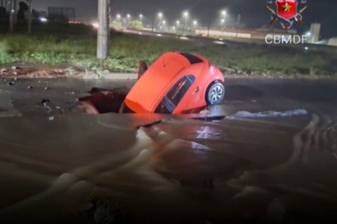 Carro cai em vala aberta pela chuva próximo ao Terminal do Setor O, em Ceilândia