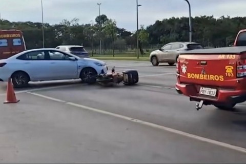 Acidente entre carros e moto provoca congestionamento no Eixo Monumental