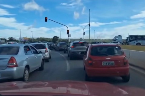 Carro pega f0g0 no Viaduto do Colorado e mobiliza bombeiros no DF